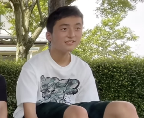 話題の中学生YouTuberちょんまげ小僧のメンバー、右足