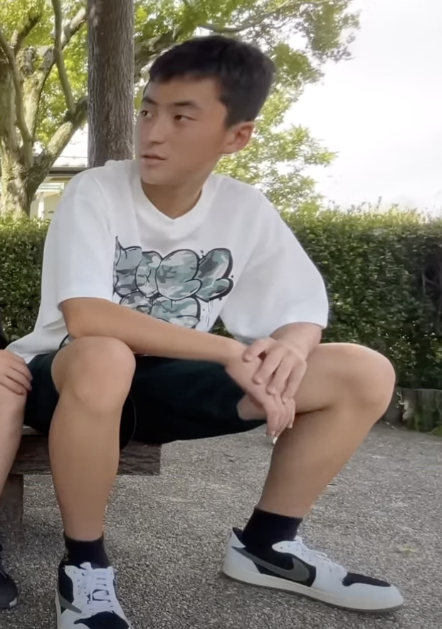 話題の中学生YouTuberちょんまげ小僧のメンバー、右足(片足)