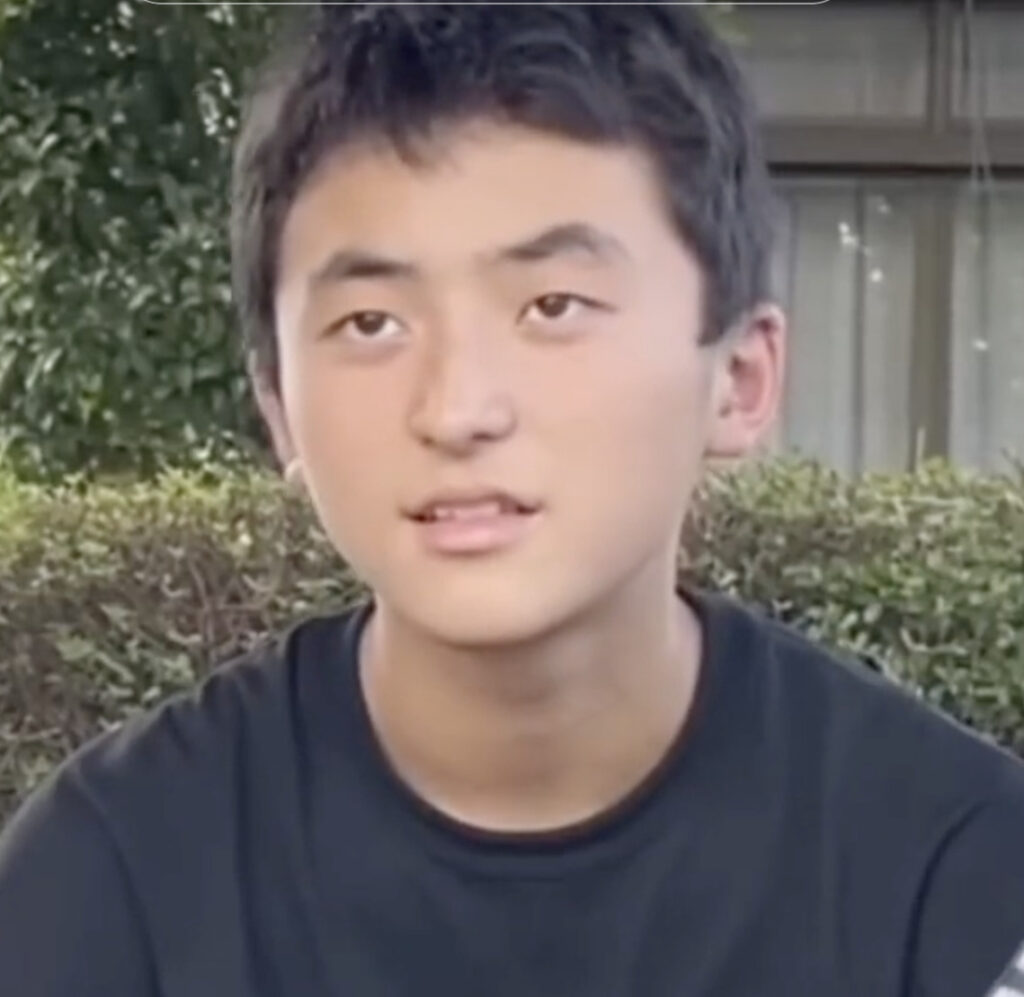 話題の中学生YouTuberちょんまげ小僧のメンバー、右足の顔
