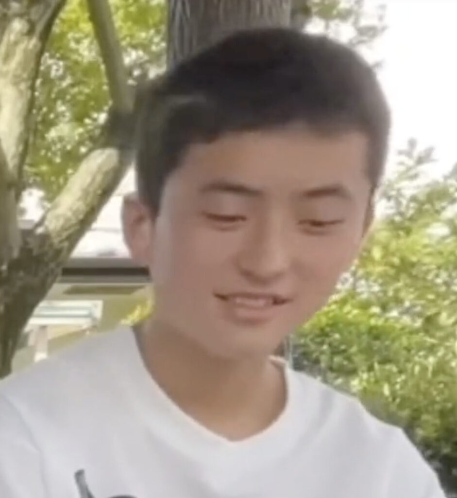 話題の中学生YouTuberちょんまげ小僧のメンバー、右足の顔