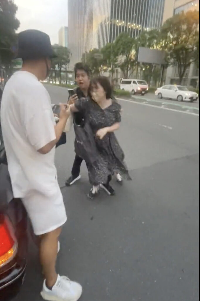 私人逮捕の活動で逮捕された、煉獄コロアキの活動の様子